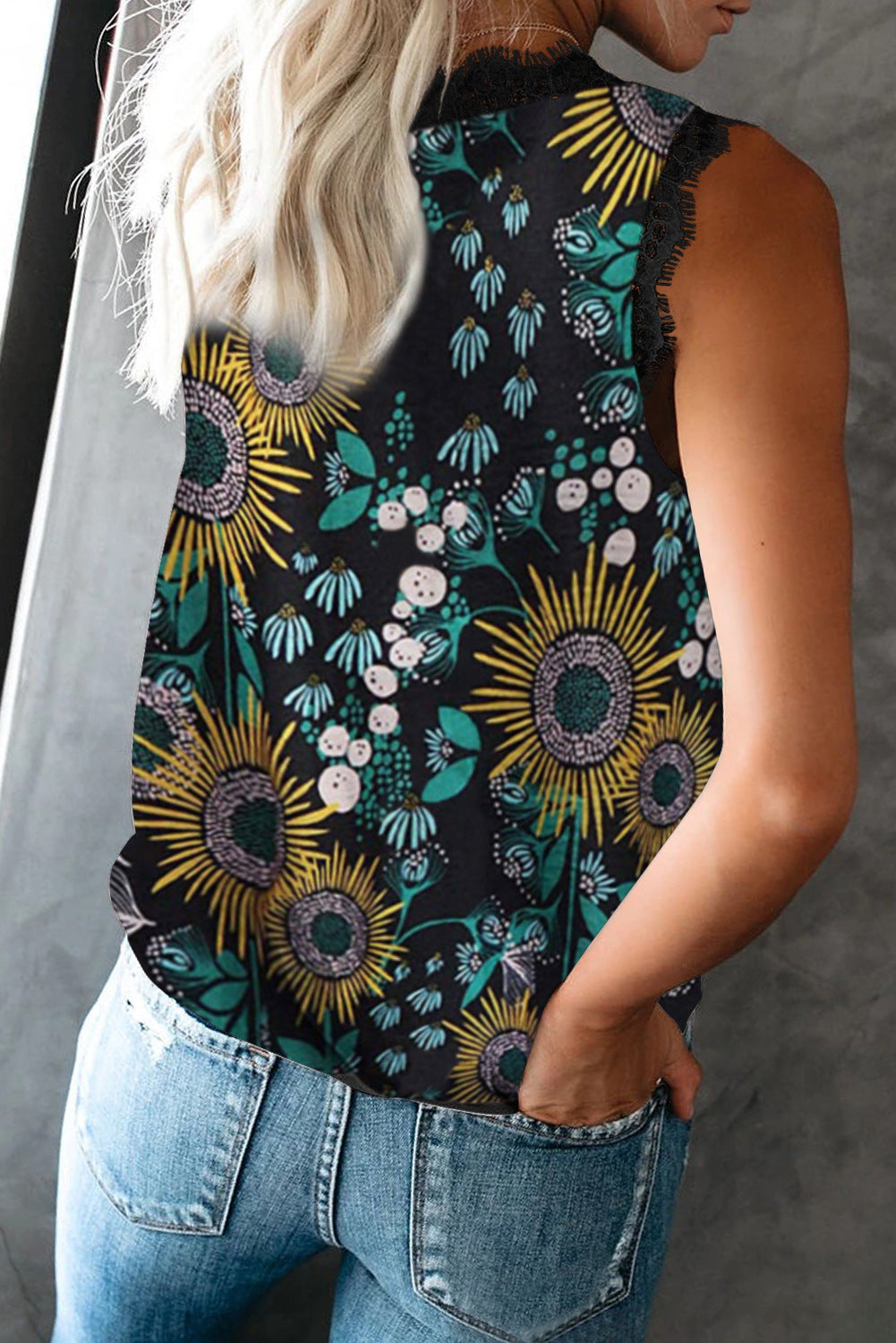Summer Women's Lace V-Neck Sleeveless Blouse (Plus Size) - LARUNVIK