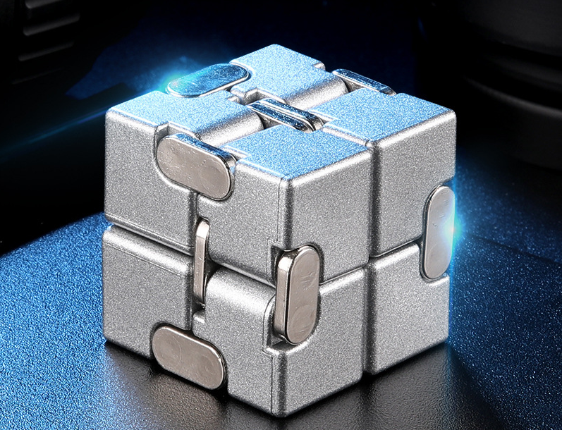 Metal Infinitive Cube - LARUNVIK